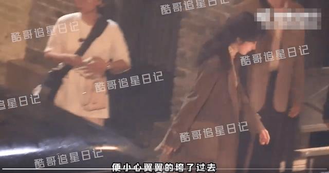 杨幂新剧金色闪片旗袍路透 身姿曼妙风情万种