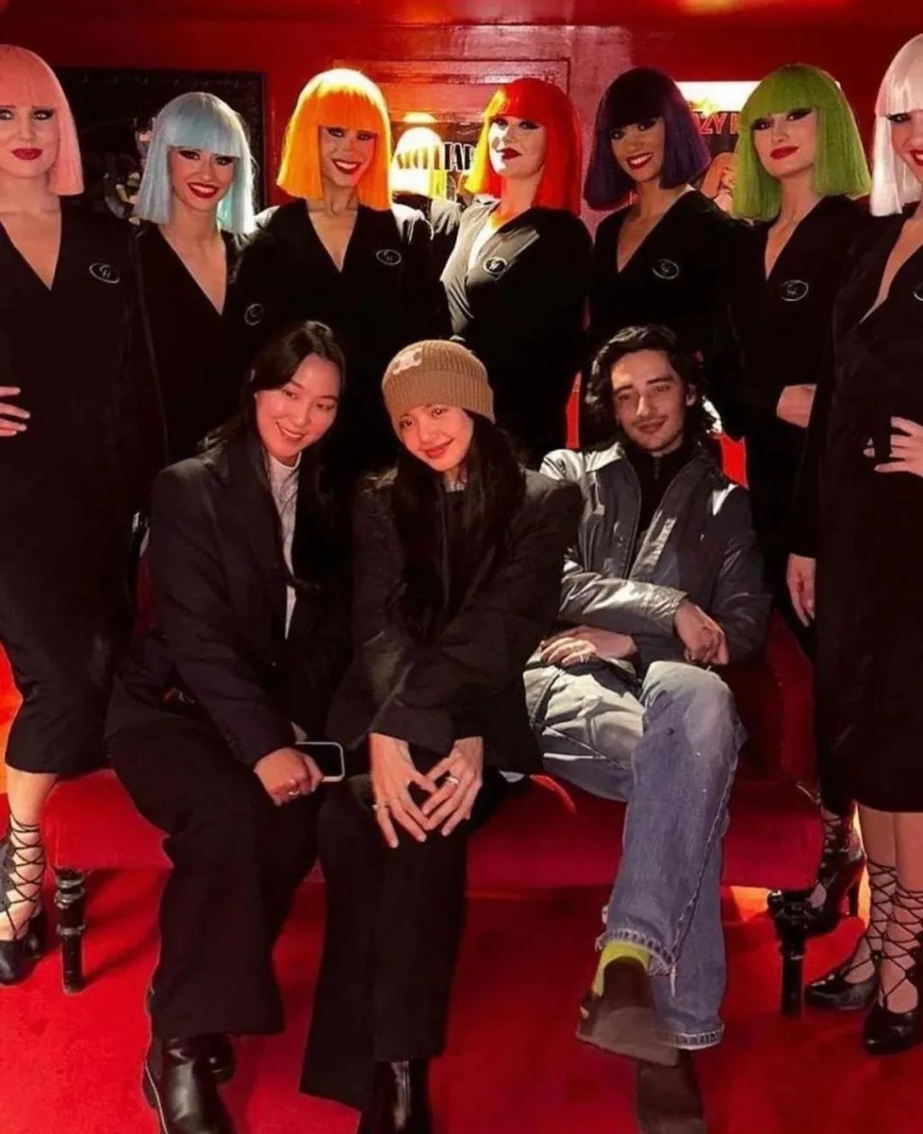 Lisa“疯马秀脱衣舞”门票被抢光，粉丝们破防了