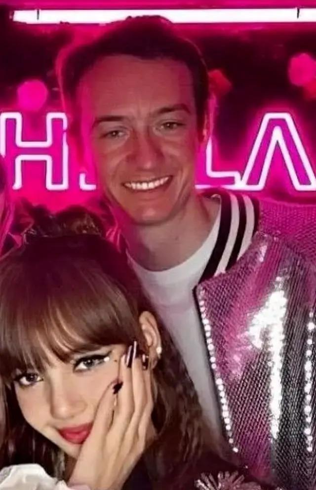 Lisa“疯马秀脱衣舞”门票被抢光，粉丝们破防了