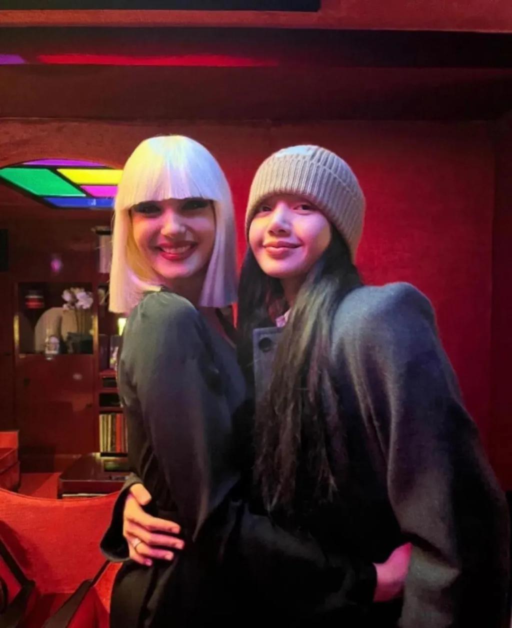Lisa“疯马秀脱衣舞”门票被抢光，粉丝们破防了