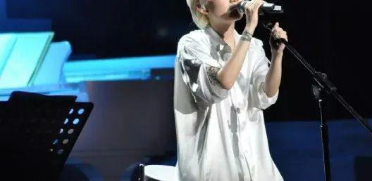 从影后到魔女，剃寸头打舌环，46岁的她活成这样…..