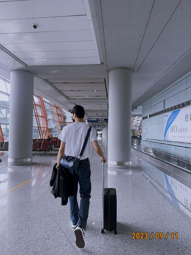 龚俊出发纽约时装周造型释出 白T搭配黑色西装外套简约帅气