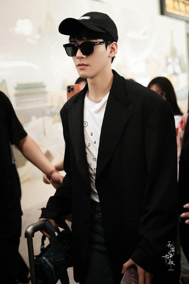龚俊出发纽约时装周造型释出 白T搭配黑色西装外套简约帅气