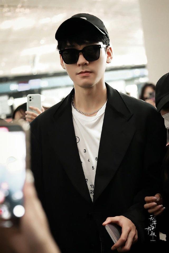 龚俊出发纽约时装周造型释出 白T搭配黑色西装外套简约帅气