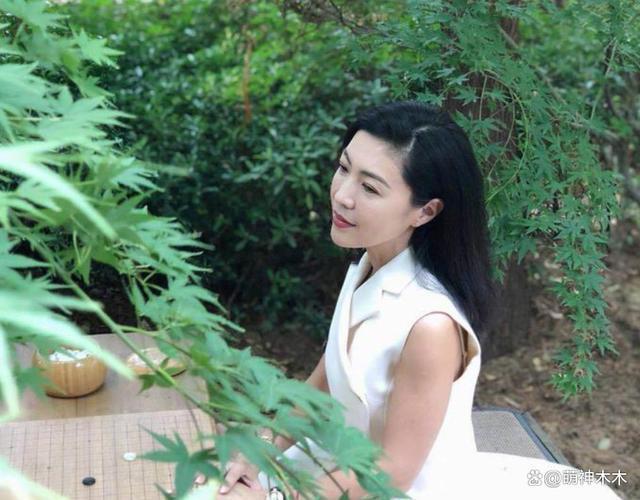79眉笔不贵，碎钻不值钱，看完懂了郭晶晶用5毛皮筋多宝贵