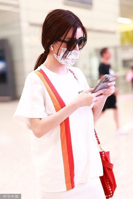 BY2姐妹花红色系辣妹穿搭 露长腿小蛮腰身材姣好
