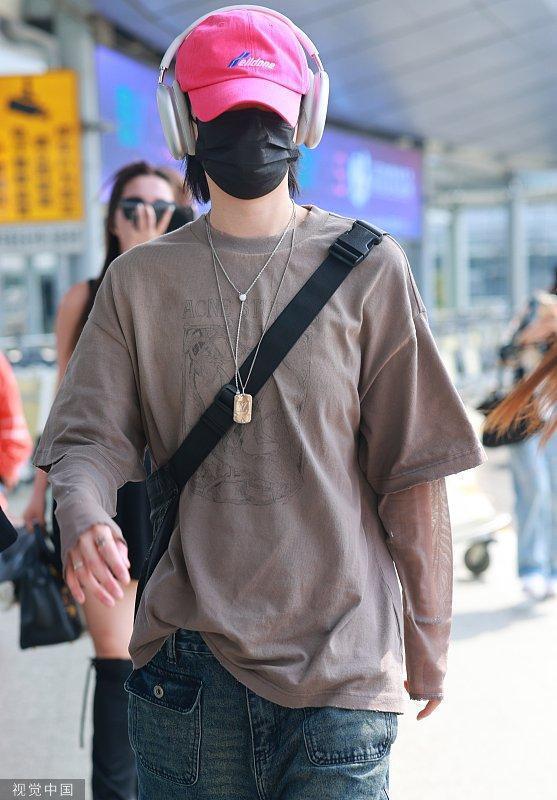 陆柯燃戴芭比粉棒球帽亮眼 穿咖色T恤搭牛仔裤帅气