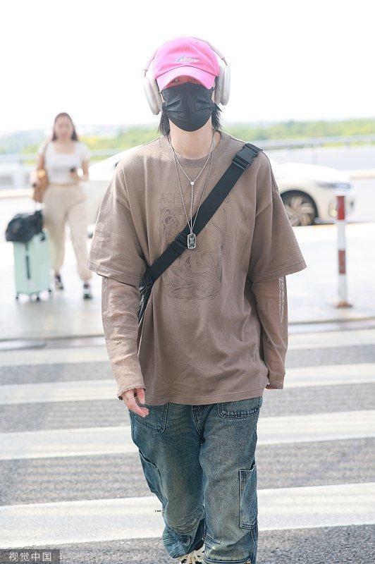 陆柯燃戴芭比粉棒球帽亮眼 穿咖色T恤搭牛仔裤帅气