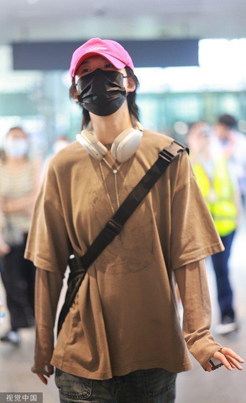 陆柯燃戴芭比粉棒球帽亮眼 穿咖色T恤搭牛仔裤帅气