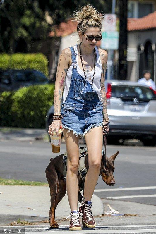 杰克逊女儿帕里斯家中被盗后 由保安“护驾”出门遛狗