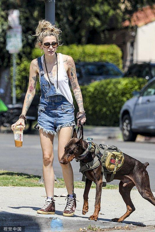 杰克逊女儿帕里斯家中被盗后 由保安“护驾”出门遛狗