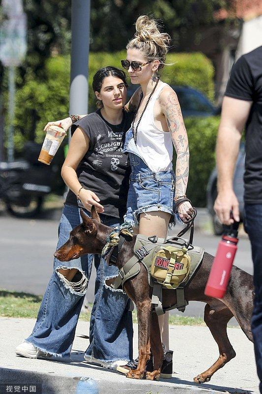 杰克逊女儿帕里斯家中被盗后 由保安“护驾”出门遛狗