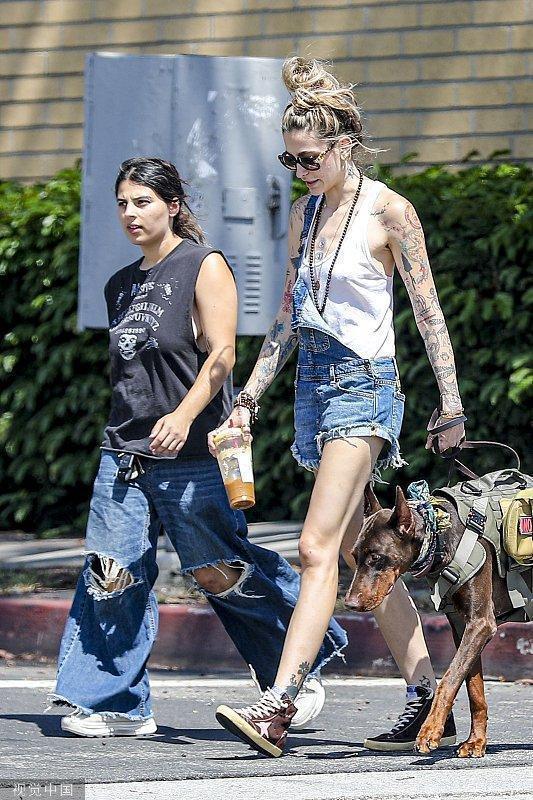 杰克逊女儿帕里斯家中被盗后 由保安“护驾”出门遛狗