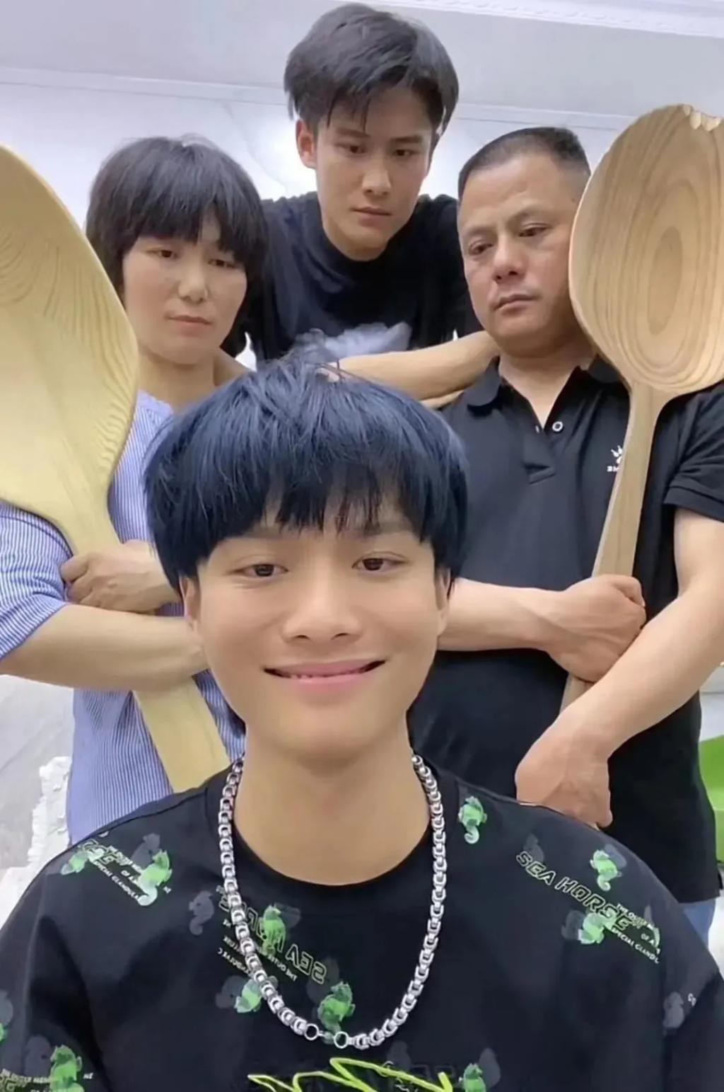 疯狂的小杨哥：纳税2亿，玩命赚钱