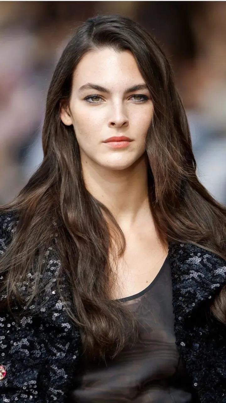 小李子又被曝和25岁模特恋上，两人在夜店热吻！