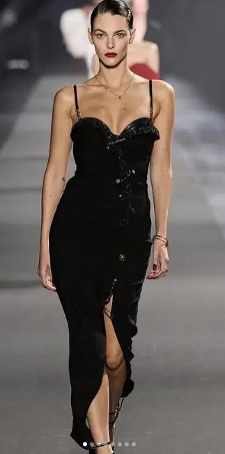 小李子又被曝和25岁模特恋上，两人在夜店热吻！