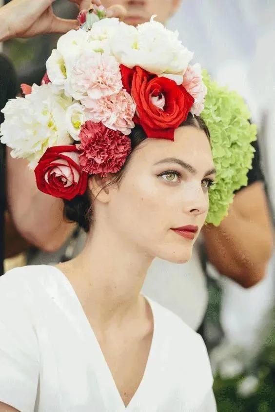 小李子又被曝和25岁模特恋上，两人在夜店热吻！