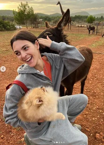 小李子又被曝和25岁模特恋上，两人在夜店热吻！