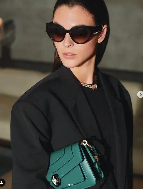 小李子又被曝和25岁模特恋上，两人在夜店热吻！