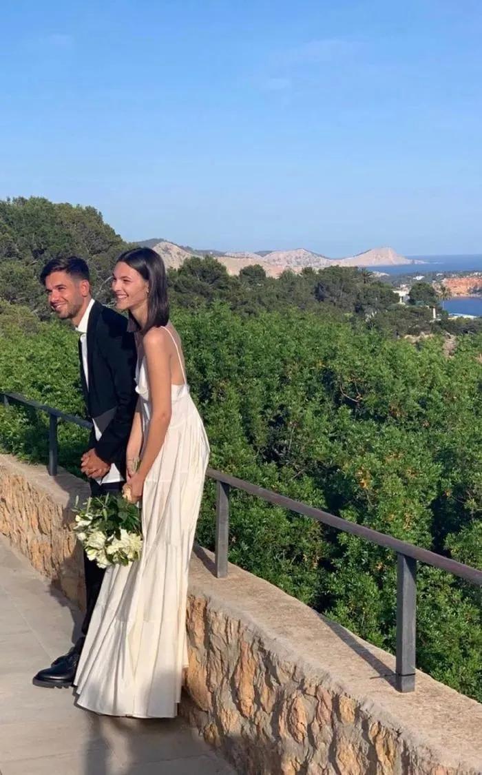 小李子又被曝和25岁模特恋上，两人在夜店热吻！