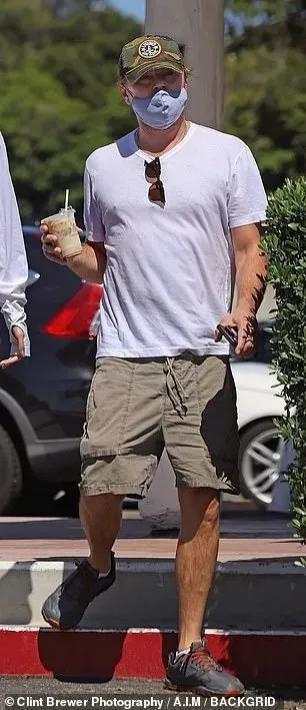 小李子又被曝和25岁模特恋上，两人在夜店热吻！