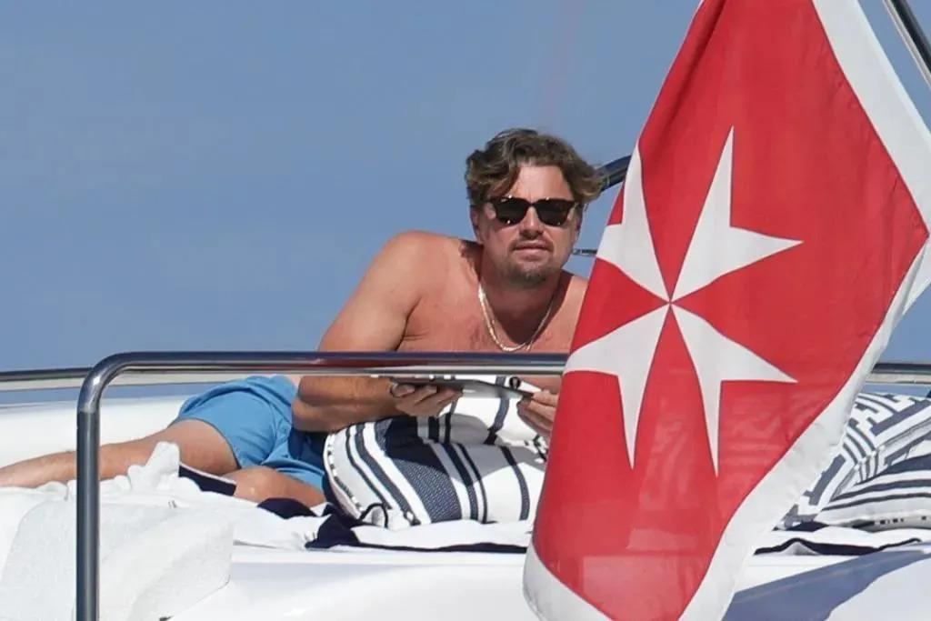 小李子又被曝和25岁模特恋上，两人在夜店热吻！