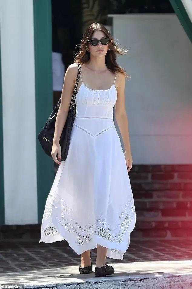 小李子又被曝和25岁模特恋上，两人在夜店热吻！