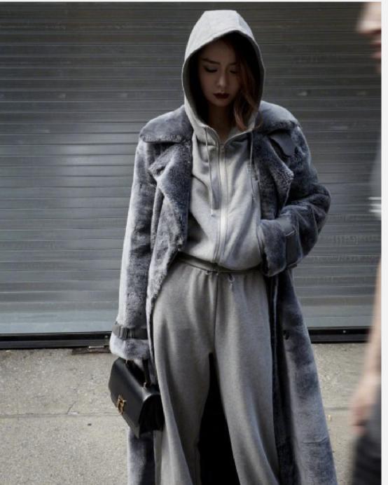 纽约这一晚：戚薇霸气，秦岚惊艳！但50岁的影后才是顶配