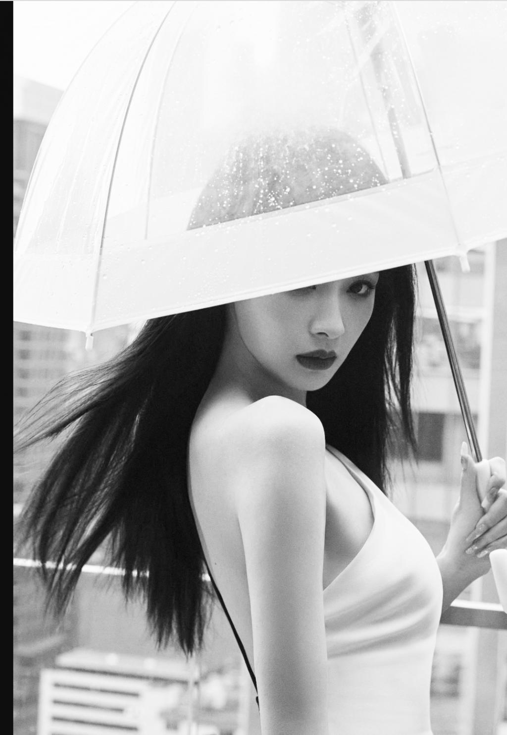 纽约这一晚：戚薇霸气，秦岚惊艳！但50岁的影后才是顶配