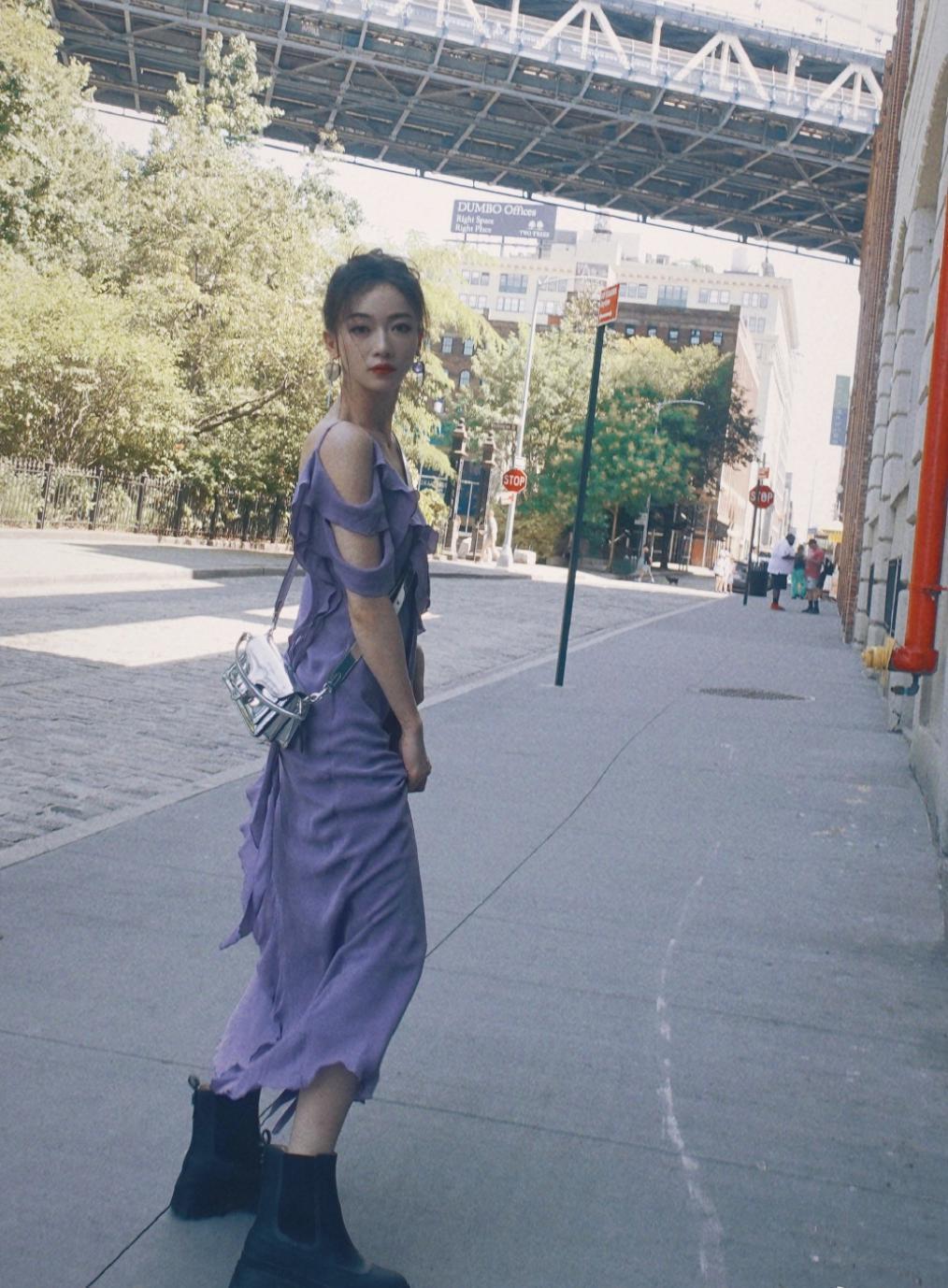 纽约这一晚：戚薇霸气，秦岚惊艳！但50岁的影后才是顶配