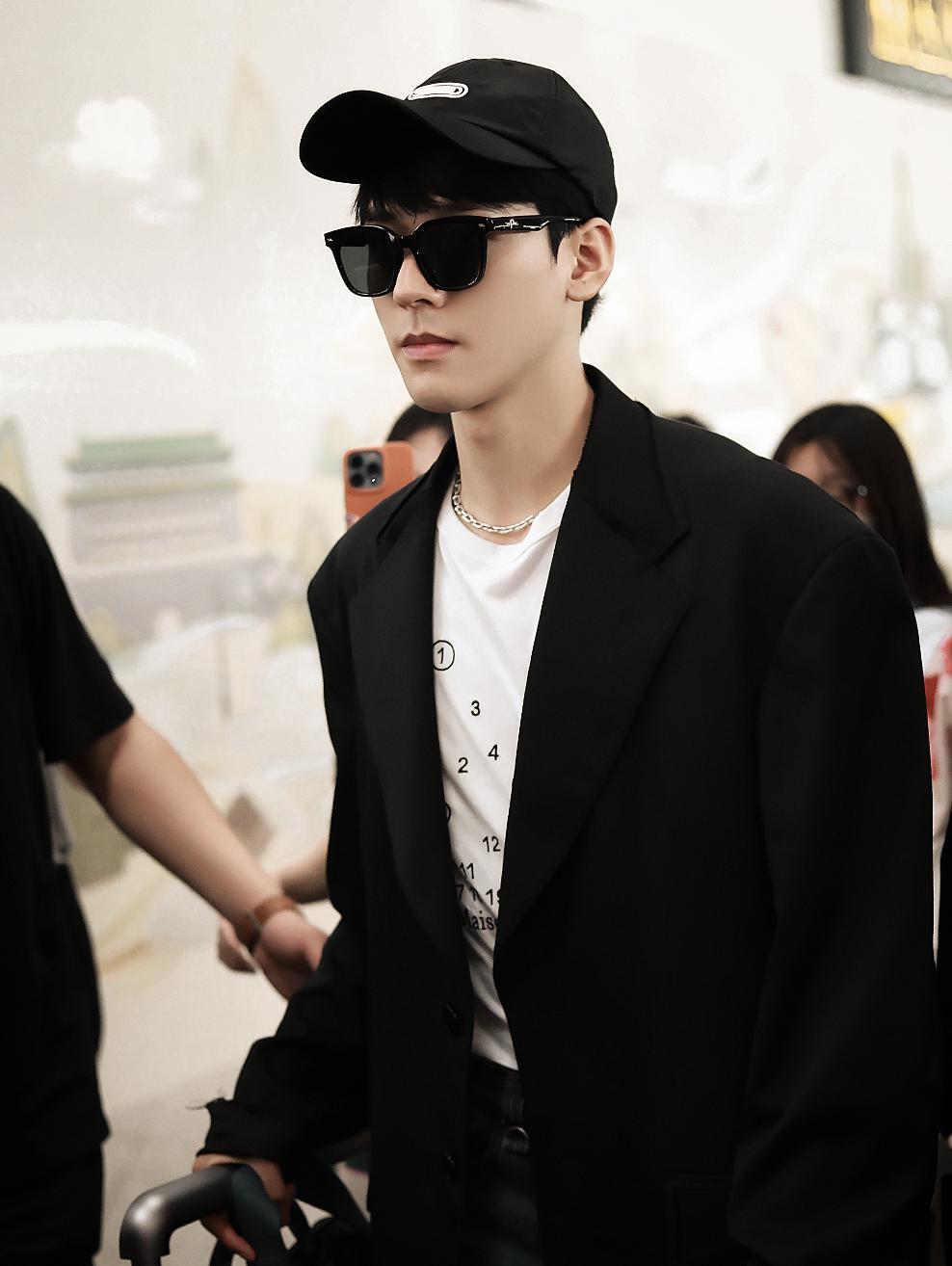 纽约这一晚：戚薇霸气，秦岚惊艳！但50岁的影后才是顶配