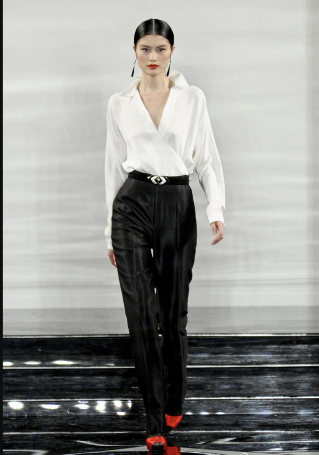 纽约这一晚：戚薇霸气，秦岚惊艳！但50岁的影后才是顶配