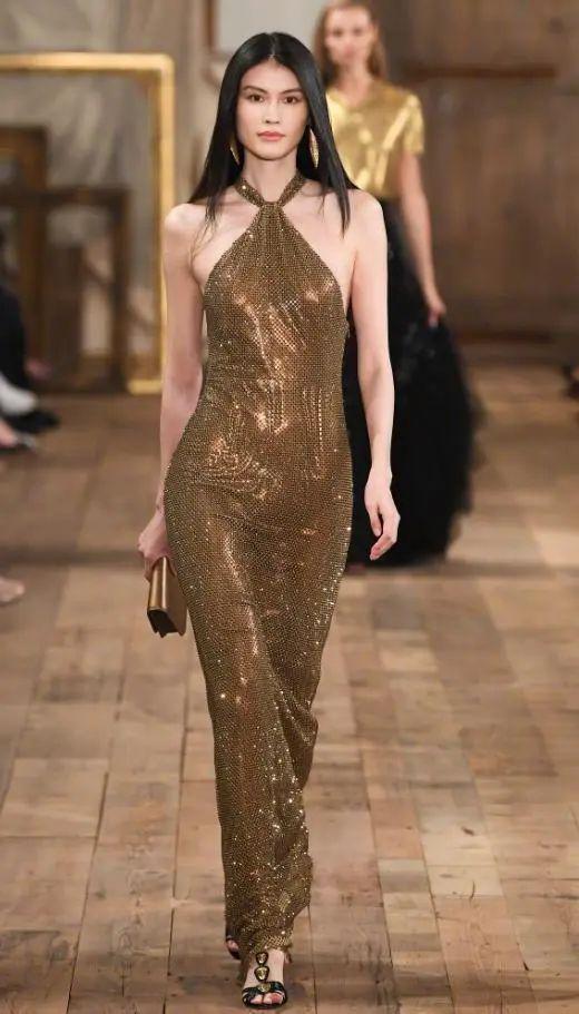 纽约这一晚：戚薇霸气，秦岚惊艳！但50岁的影后才是顶配