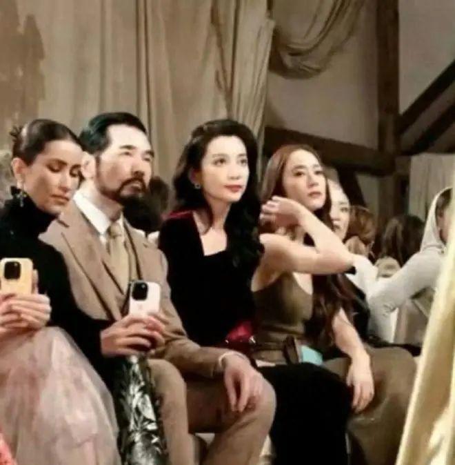 纽约这一晚：戚薇霸气，秦岚惊艳！但50岁的影后才是顶配