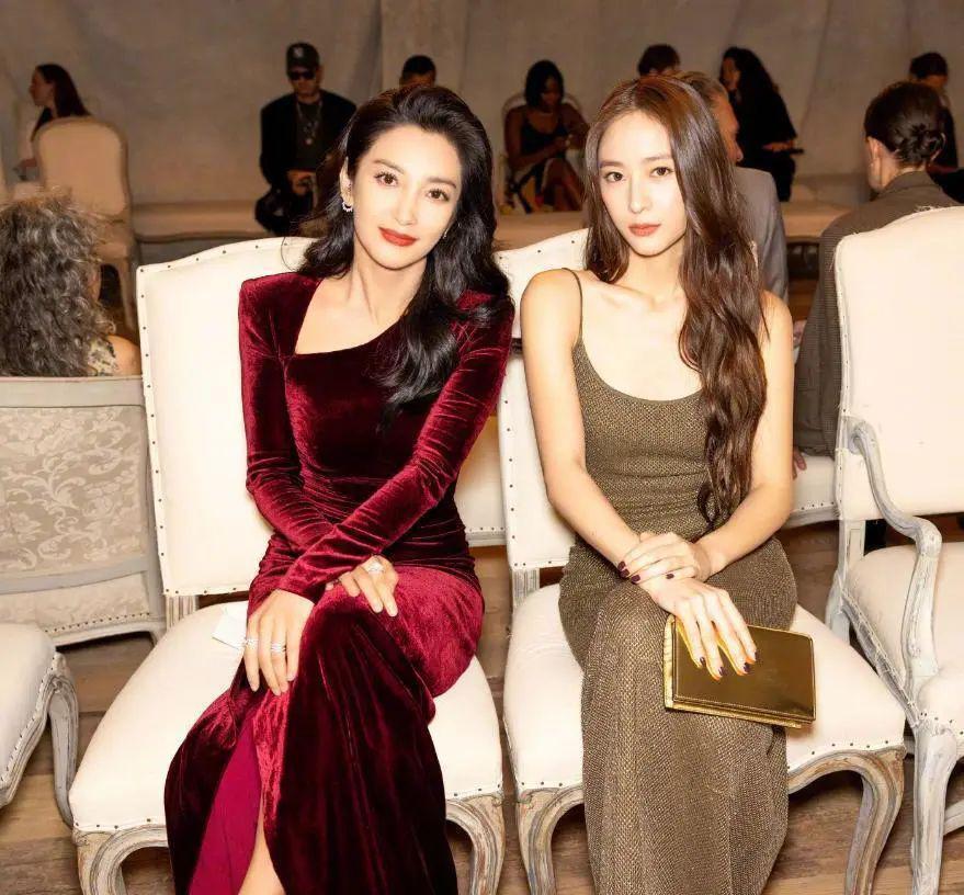 纽约这一晚：戚薇霸气，秦岚惊艳！但50岁的影后才是顶配