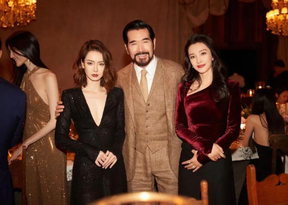 纽约这一晚：戚薇霸气，秦岚惊艳！但50岁的影后才是顶配