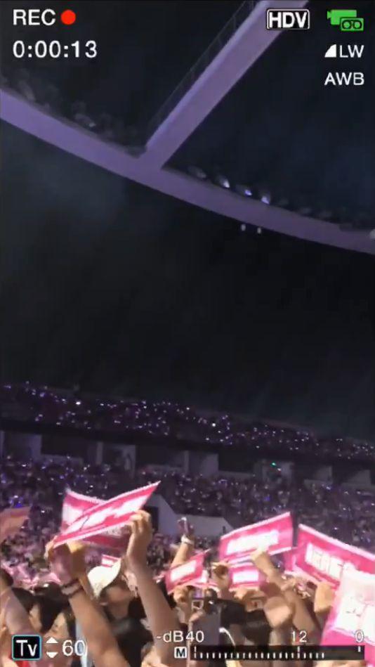 赵丽颖为张碧晨庆生化身迷妹 蹲地拍照证姐妹情深