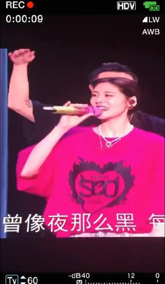 赵丽颖为张碧晨庆生化身迷妹 蹲地拍照证姐妹情深