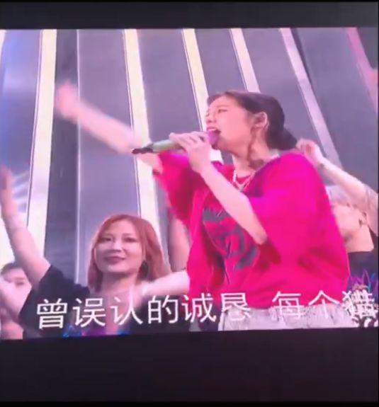 赵丽颖为张碧晨庆生化身迷妹 蹲地拍照证姐妹情深