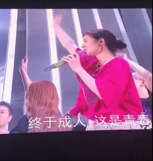 赵丽颖为张碧晨庆生化身迷妹 蹲地拍照证姐妹情深