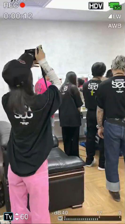 赵丽颖为张碧晨庆生化身迷妹 蹲地拍照证姐妹情深