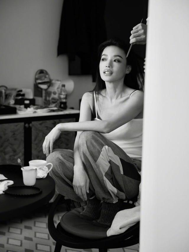 舒淇晒威尼斯电影节随拍美照 黑白滤镜下氛围感十足