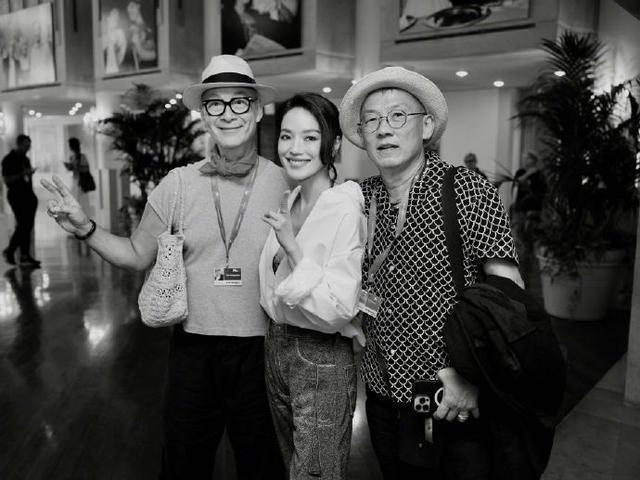 舒淇晒威尼斯电影节随拍美照 黑白滤镜下氛围感十足