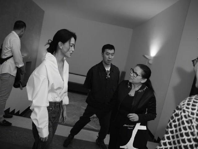 舒淇晒威尼斯电影节随拍美照 黑白滤镜下氛围感十足