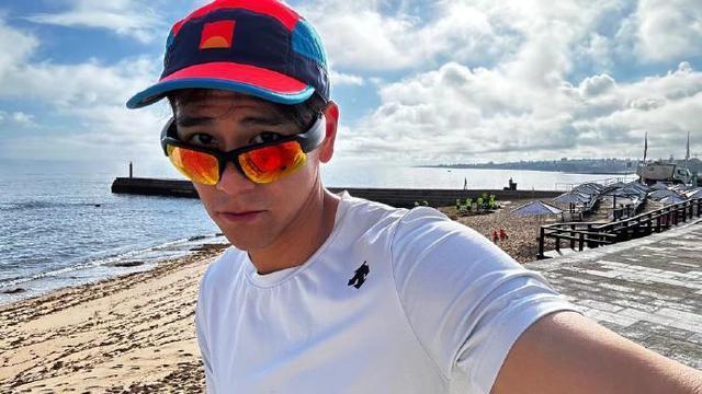 工作室晒彭于晏旅行随拍 穿白T恤戴墨镜怼脸拍生图抗打