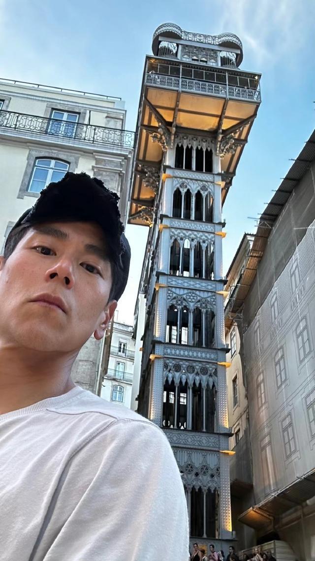工作室晒彭于晏旅行随拍 穿白T恤戴墨镜怼脸拍生图抗打