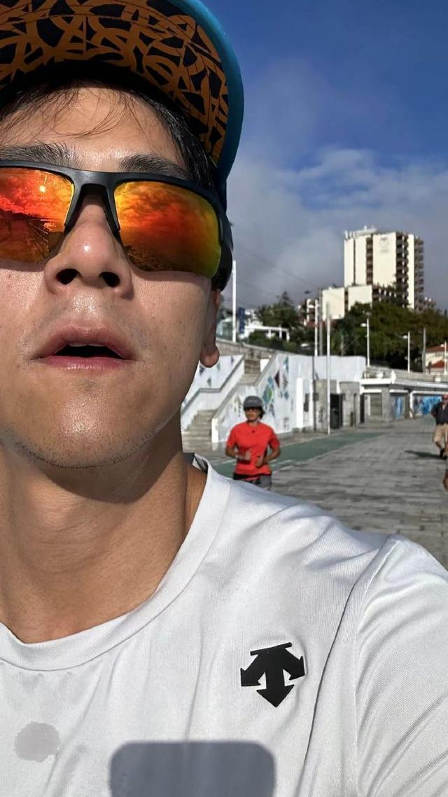 工作室晒彭于晏旅行随拍 穿白T恤戴墨镜怼脸拍生图抗打