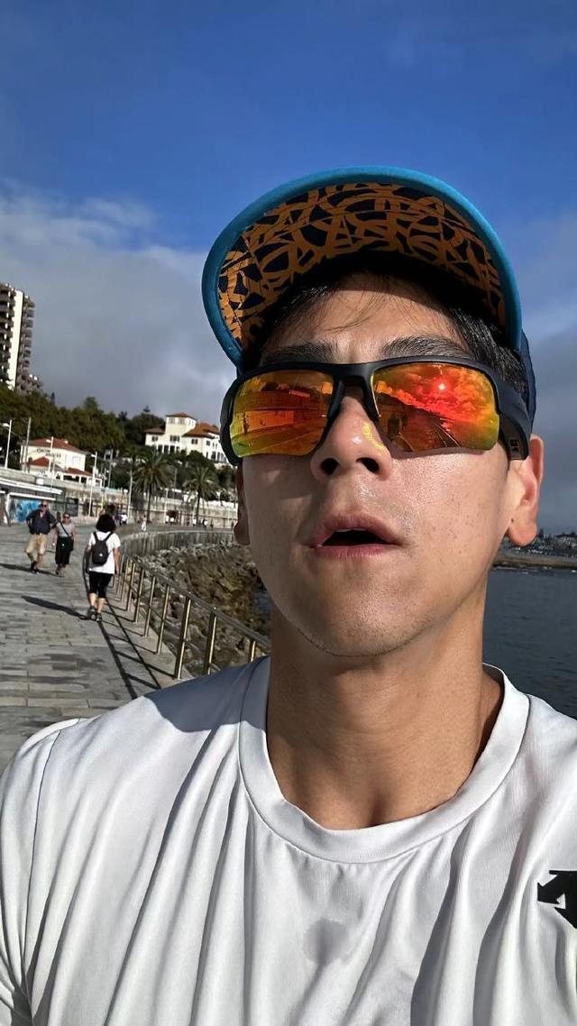 工作室晒彭于晏旅行随拍 穿白T恤戴墨镜怼脸拍生图抗打