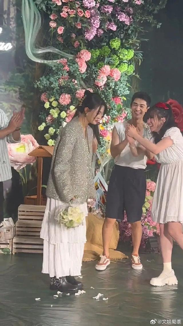 徐璐参加好友婚礼无意间抢到捧花 大方为新人送上祝福