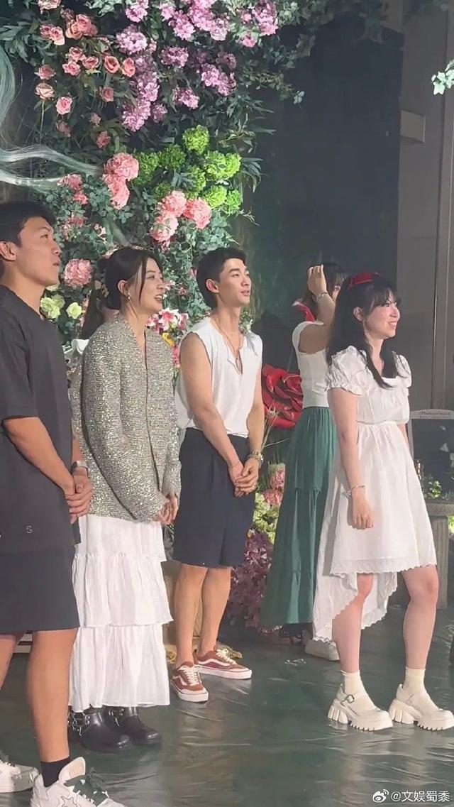 徐璐参加好友婚礼无意间抢到捧花 大方为新人送上祝福